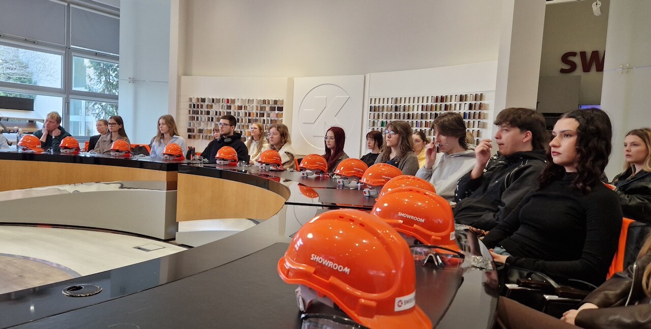 Studenci Architektury Wnętrz na szkoleniu w SWISS Krono Polska